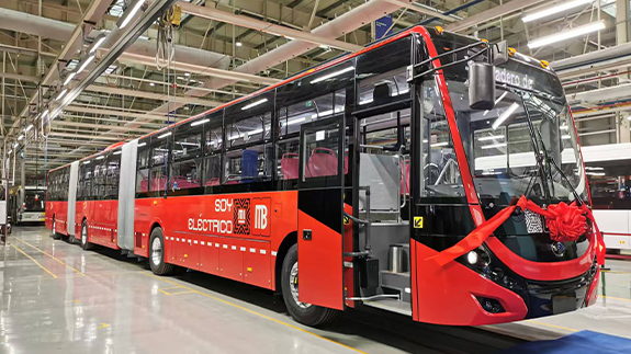 Verdens første 26 meter ren elektrisk dobbeltartikulert buss ruller av produksjonslinjen
